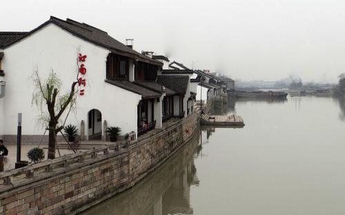 南京公用：预计2023年全年亏损，净利润同比减237.12%至298.25%